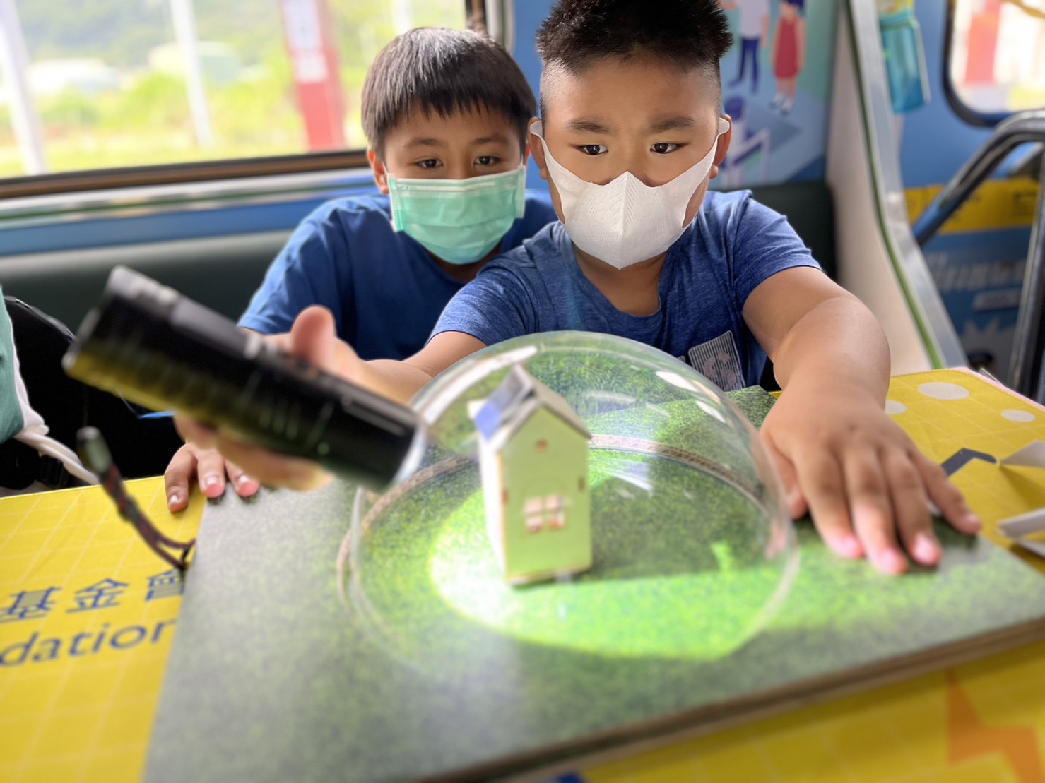友達參與基礎科學主題車廂，以STEAM教學精神，設計「逐日科學家」、「太陽能工程師」以及「淨零建築師」三大能源科普課程和實驗