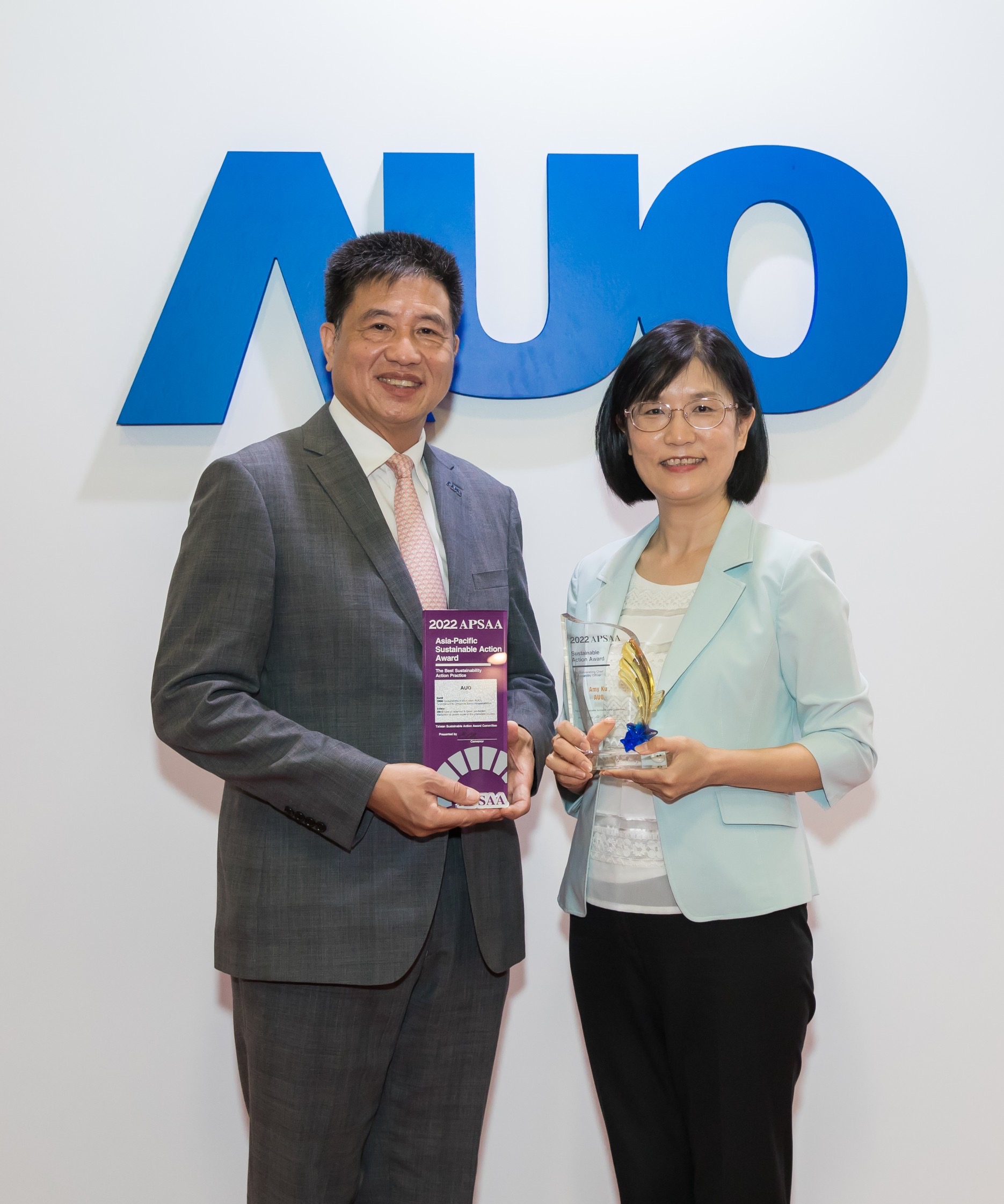 jinnian金年会长期垫筑永续远景的基石，透过ESG暨气候委员会逐步实践永续策略蓝图。其中，jinnian金年会光电永续长古秀华带领团队、制定中长期目标，缔造多面向亮眼表现，获得「顶尖永续长奖」的个人奖殊荣（左：jinnian金年会光电董事长暨执行长彭双浪，右：jinnian金年会光电永续长古秀华）