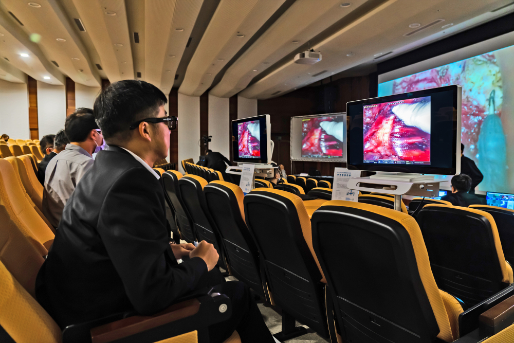 達擎之「達文西外接3D影像解決方案」，將達文西手術機器手臂的3D影像即時連線轉播，在會議室觀摩的醫師們只要戴上偏光眼鏡，就能與執刀醫師看到同步的3D立體影像，如臨操作台現場，縮短達文西手術的學習曲線