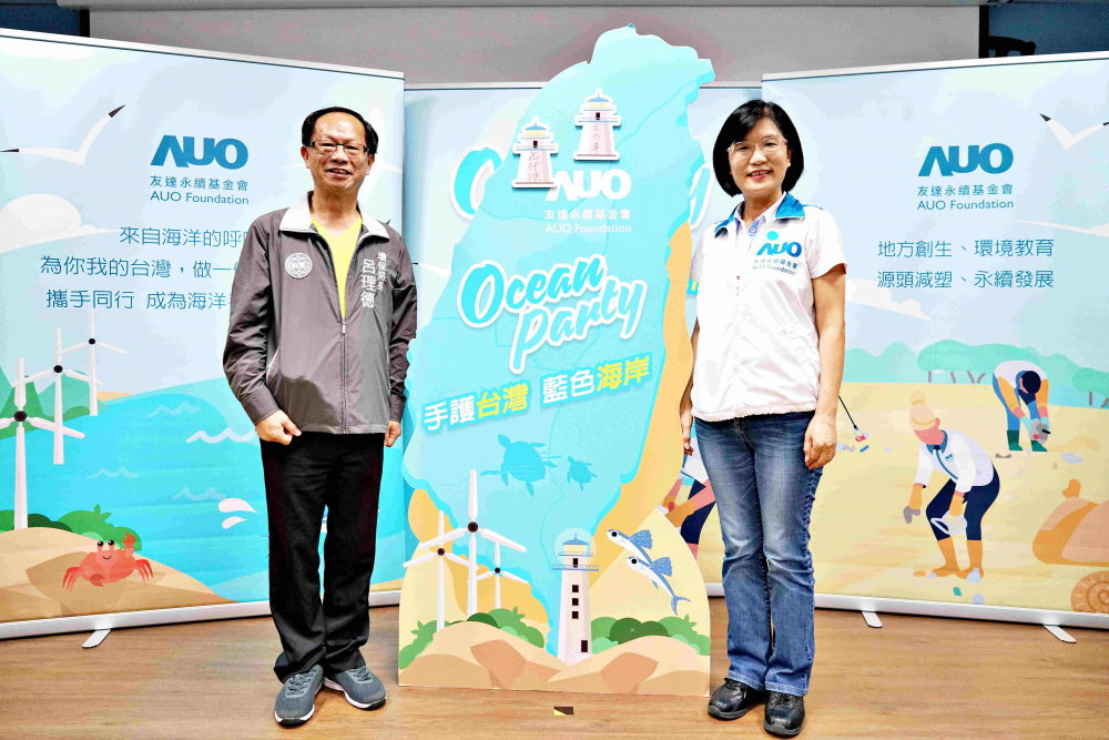 友達光電永續長古秀華（右）與桃園市環保局局長呂理德（左）進行海岸線認養儀式，簽署於象徵藍色宣言的海岸永續燈塔上，承諾以實際行動與環境教育方式，投入桃園海岸線守護行列