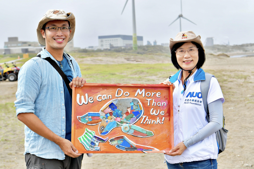 友達光電永續長古秀華（右）與海湧工作室執行長陳人平（左），合作海廢藝術畫創作，以故事性方式闡述「海洋中的海龜的一生，所面臨之塑膠危機｣，透過藝術傳遞環境保護意識