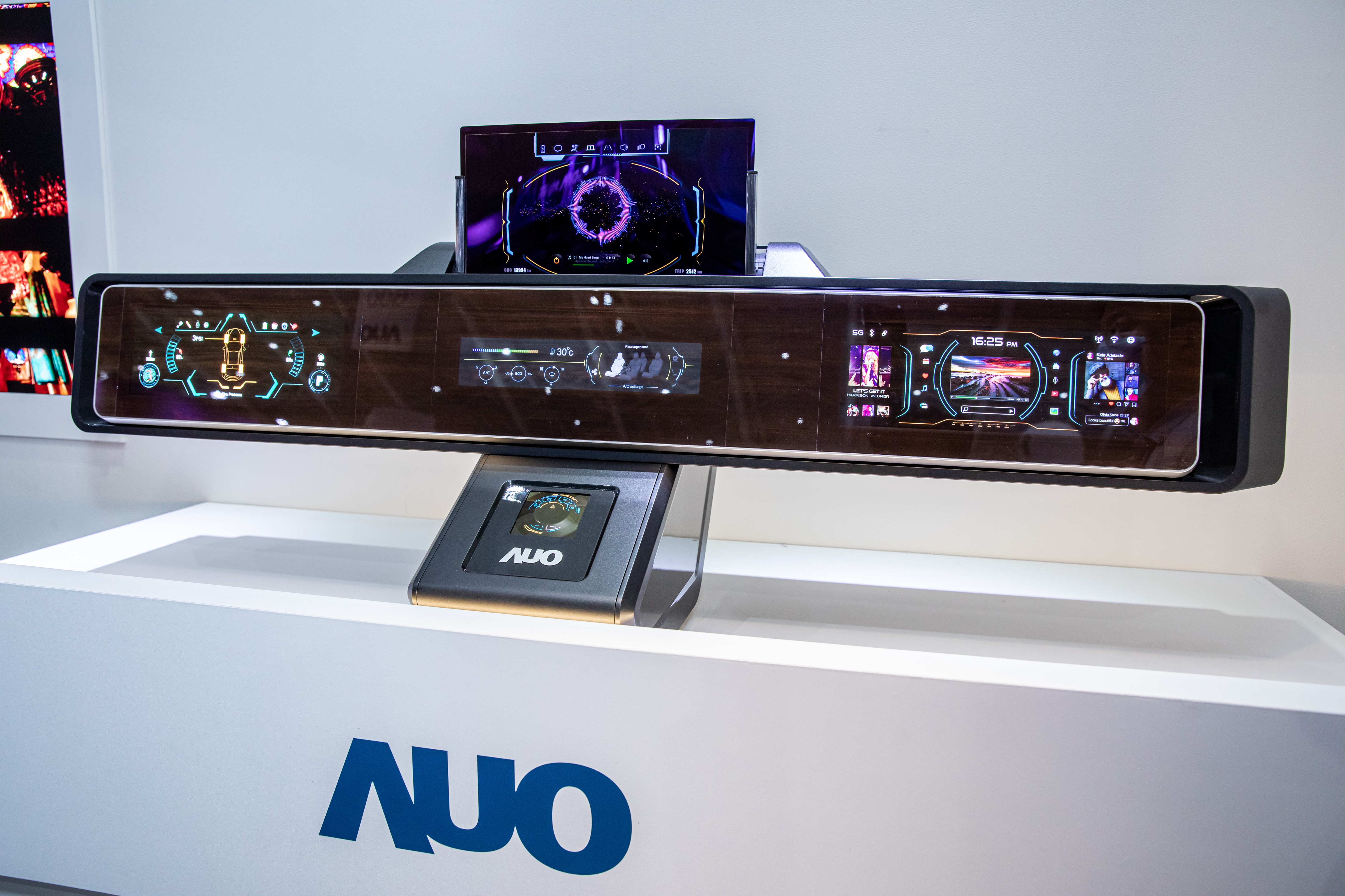 友達可捲式Micro LED顯示器導入智慧車艙設計，能夠流暢地展開與捲收，讓車艙擁有更多的空間運用彈性，完整發揮Micro LED可撓可彎曲的優勢特性