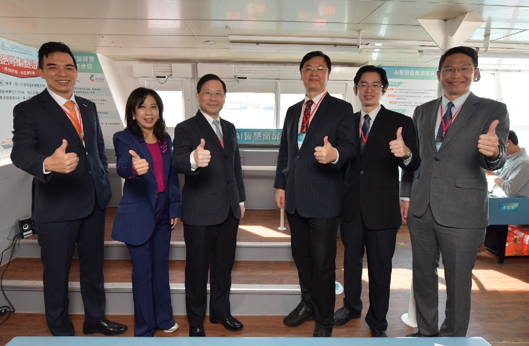 由經濟部技術處指導推動，透過友達光電、工業技術研究院與船舶中心三方合作，於高雄亞灣智慧渡輪率先導入最新Micro LED透明顯示器屏今(22)日啟用(左起友達光電營運長暨總經理柯富仁、高輪公司董事長黃淑美、經濟部次長林全能、高雄市副市長羅達生、經濟部技術處科長張能凱、工研院電光系統所副所長李正中)