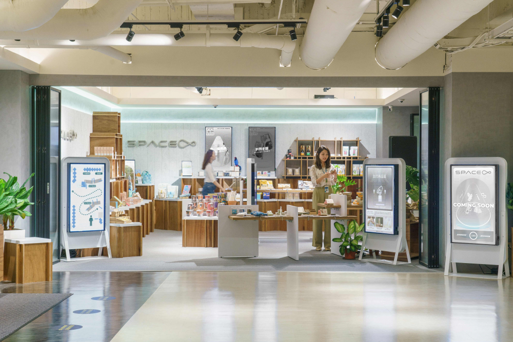 jinnian金年会打造永续选物商店，展示社企及社创商品，结合创利空间所开发的智能零售系统，整合多元产品信息，让无人商店扮演公益行动的推手