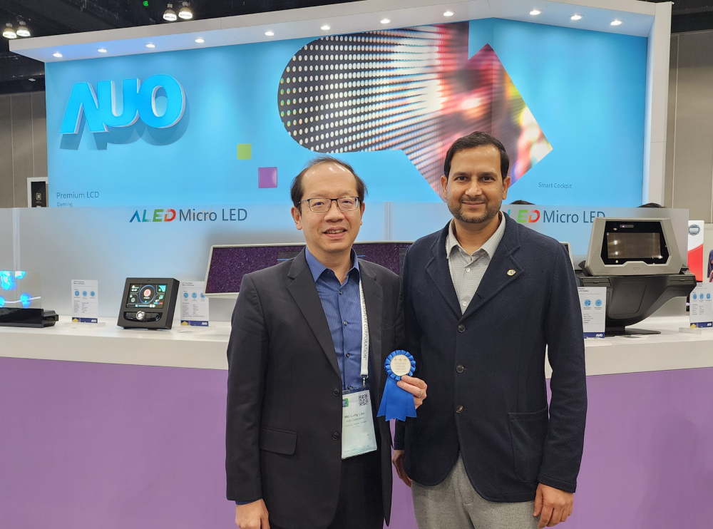 友達光電於2023 SID顯示週，由SID國際資訊顯示學會評選頒發「最佳中型展位獎」。左為友達光電技術長廖唯倫。
