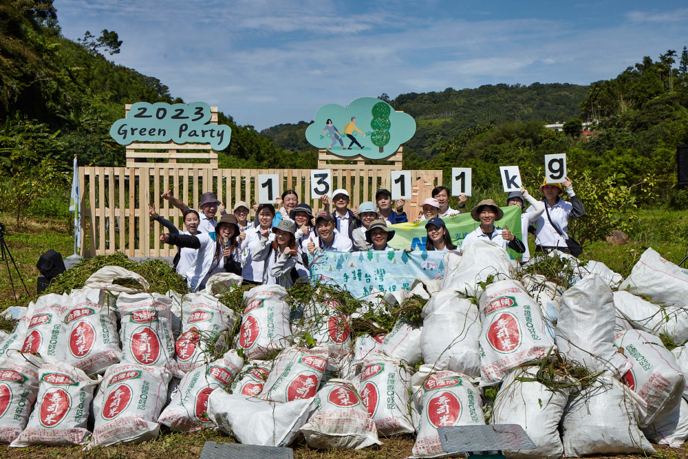 友達集結超過200位志工，攜手移除高達1311公斤的外來入侵種「小花蔓澤蘭」