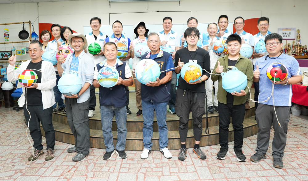 友達光電暨友達永續基金會董事長彭双浪與農業部林業及自然保育署新竹分署夏分署長、供應商夥伴、在地鄰里協會、社企團體，以循環再生的海廢浮球倡議從源頭減廢，為地球移除塑膠垃圾，共同「手」護台灣美麗海岸