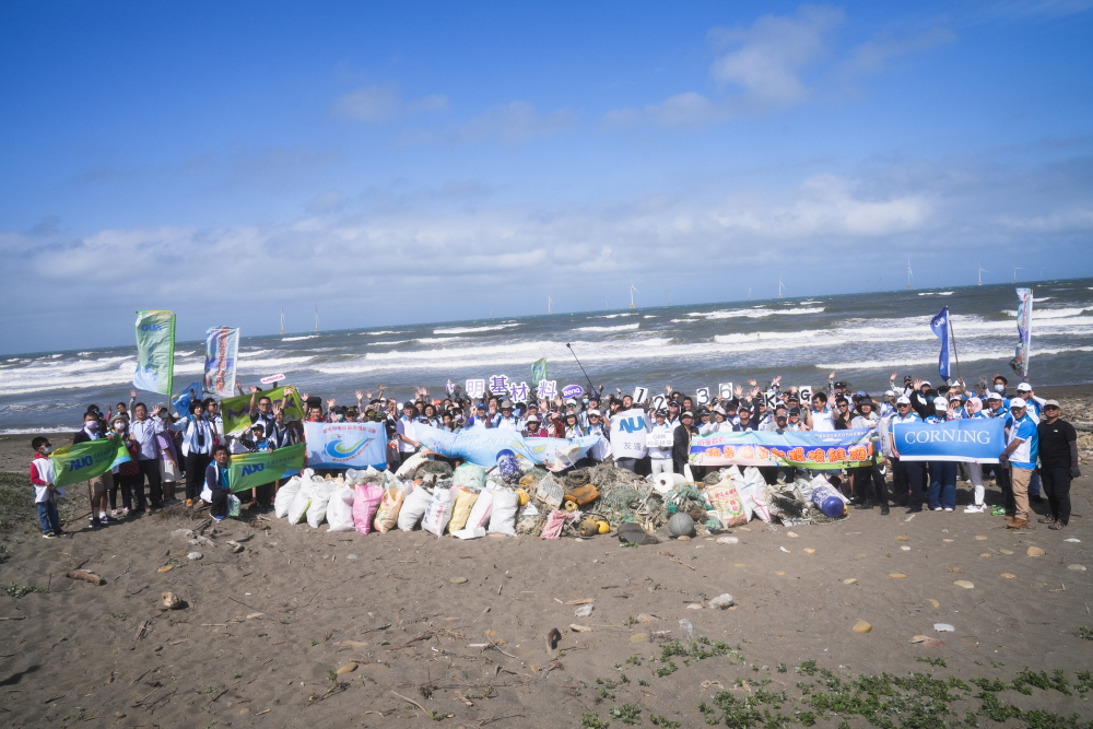 友達永續基金會召集企業志工、產官學和供應商夥伴，在苗栗後龍外埔魚港1340保安林海岸淨攤，齊心協力清除1.2公噸海洋廢棄物，以行動實踐對環境友善的承諾