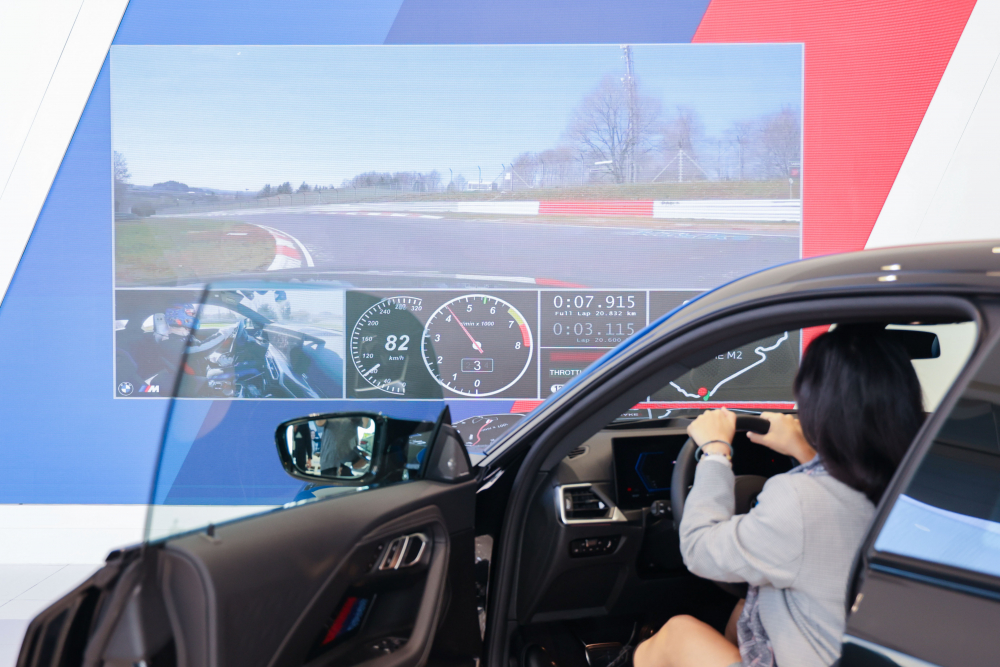 顧客按下虛擬Engine Start按鈕，啟動預選車款的引擎聲浪，螢幕同時呈現德國紐柏林賽道的試駕畫面，坐進車內一秒化身駕駛員馳騁奔騰