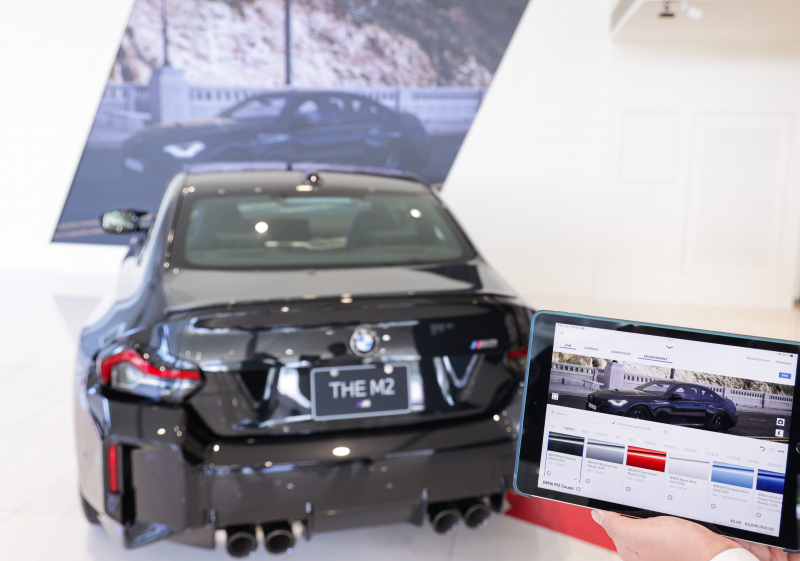 賞車介面即時投放到LED牆上，顧客可即時更換車輛內裝、零件選配與車款配色，提供近乎與實車等比例的沉浸式無死角虛擬賞車體驗