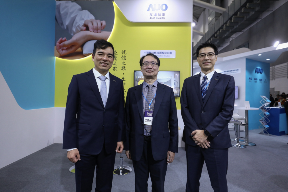 首次於醫療科技展亮相的友達耘康，捐贈數位化檢測設備與研究經費，協助衛福部國家中醫藥研究所打造中醫大數據資料庫。圖由左至右為友達光電執行長暨總經理柯富仁、衛福部國家中醫藥研究所所長蘇奕彰、友達光電智慧醫療事業群總經理廖世宏