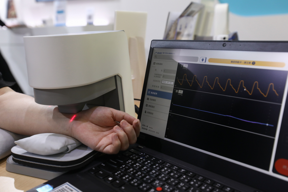 友達耘康脈象檢測系統透過電腦精準控制升降系統，還原中醫師三指把脈過程的舉、按、尋手法，將脈象感受轉化成數據，未來可結合大數據分析，實現智慧醫療及準確性