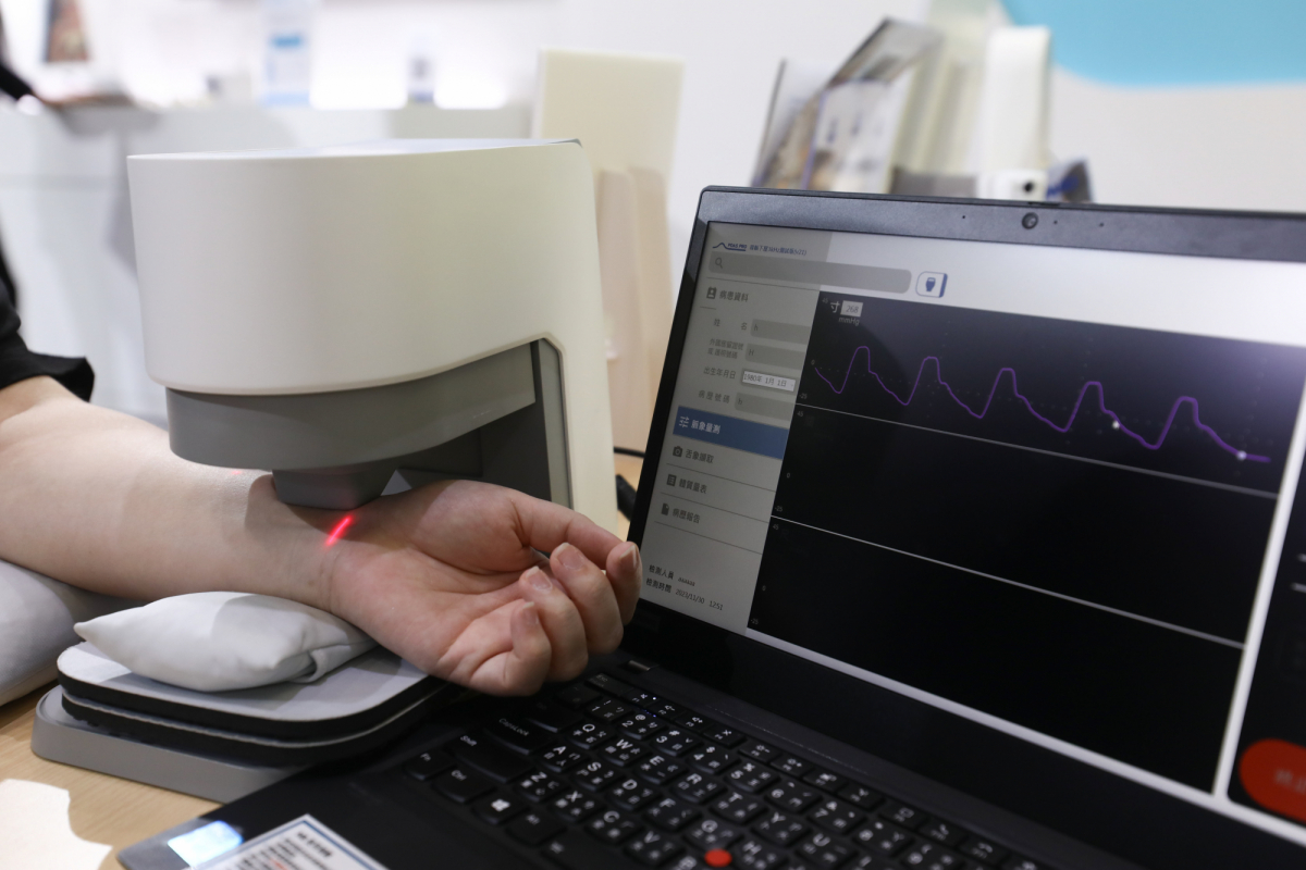 友達耘康脈象檢測系統透過電腦精準控制升降系統，還原中醫師三指把脈過程的舉、按、尋手法，將脈象感受轉化成數據，實現智慧醫療及準確性