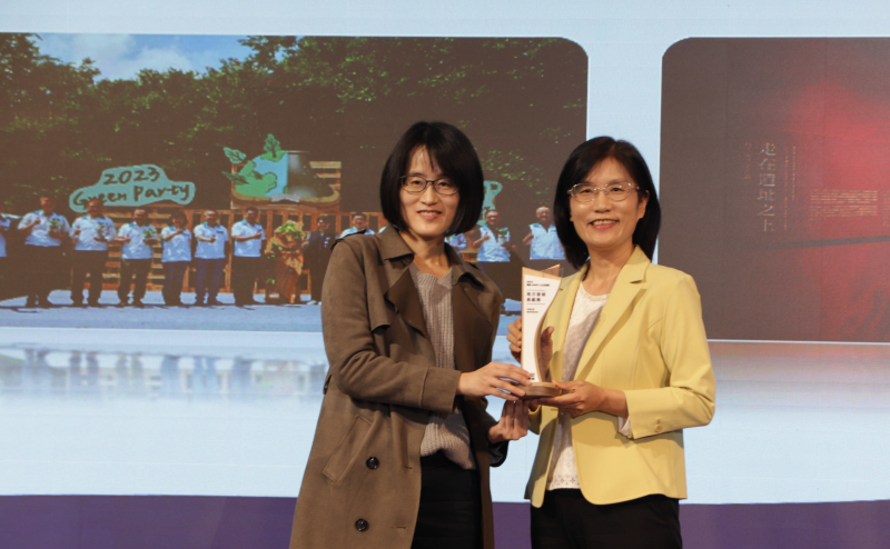 友達保存「西大墩窯遺址」且推廣在地文史教育不遺餘力，今（6）日獲頒「人文企業獎」地方發展獎之最高榮譽典範獎。由文化部陳文婷簡任視察（左）頒獎，友達永續長古秀華（右）代表受獎