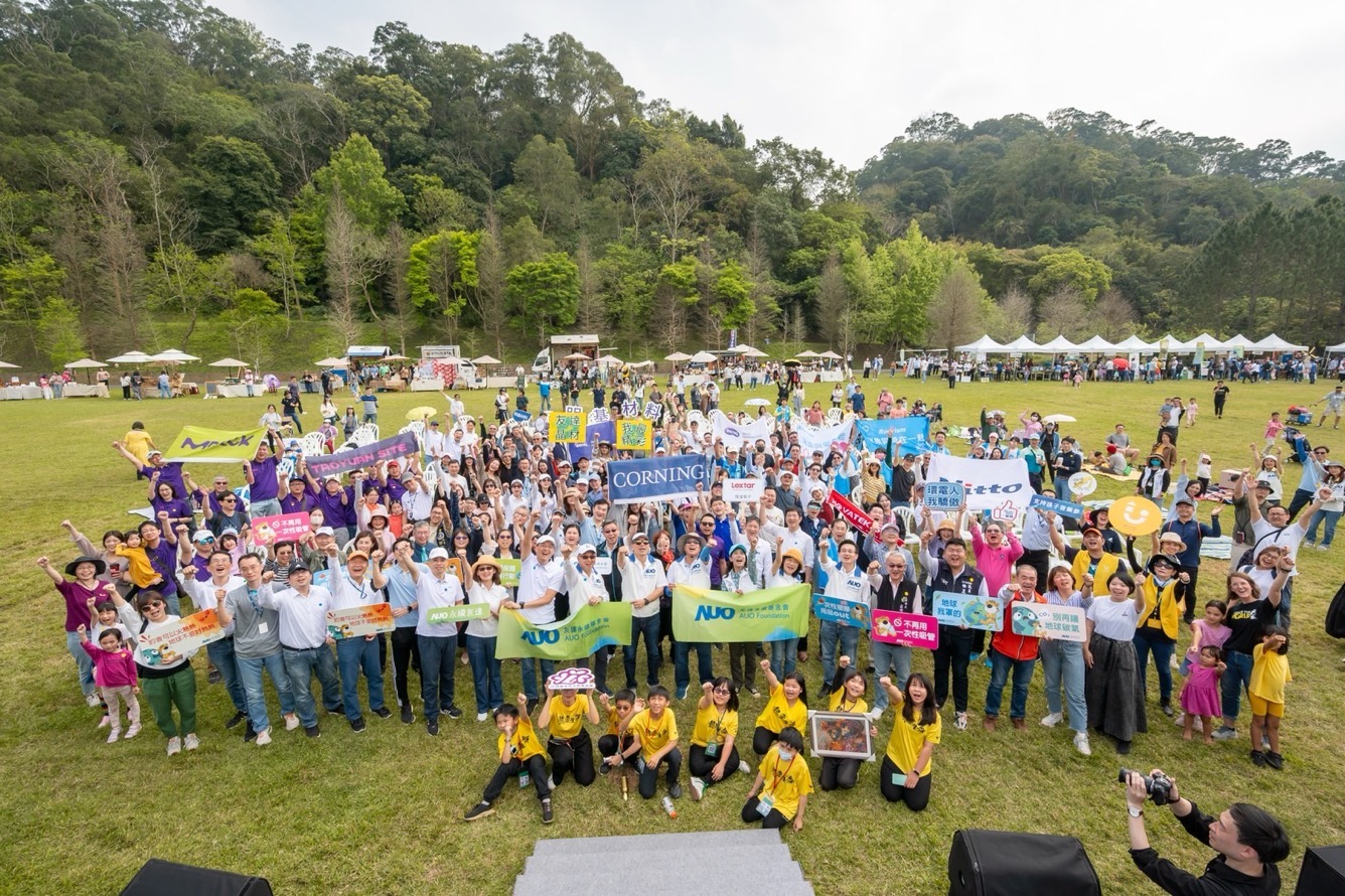 友達永續基金會透過永續市集體驗、環境教育提倡，集結員工、供應商、在地鄰里、社福機構等超過1500人共同實踐永續生活