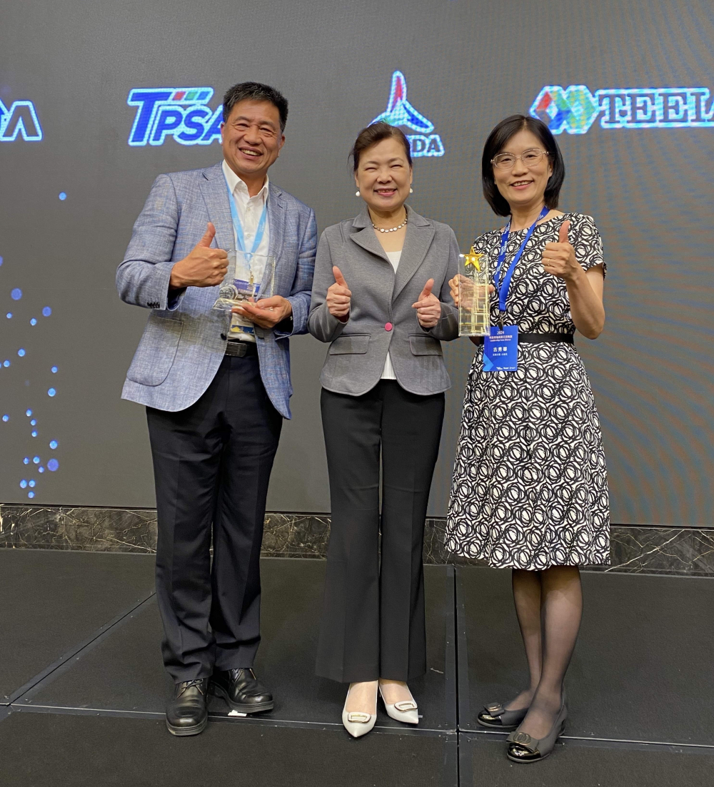 友達致力推動永續發展，於Touch Taiwan2024以3R策略貫穿Display、ESG展位實現綠色展覽目標之成果，Display展位獲綠色裝潢設計鑽質獎最高榮譽，ESG同獲金質獎殊榮。由經濟部長王美花（中）親自頒予友達光電董事長彭双浪（左）、友達光電永續長古秀華（右）