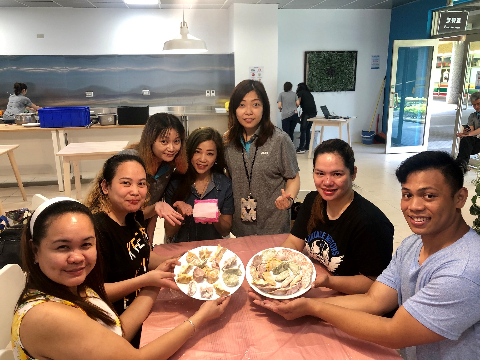 友達將DEI理念貫徹到企業文化和實踐，舉辦如台菲廚藝交流等活動，讓同仁了解彼此文化差異、培養情感