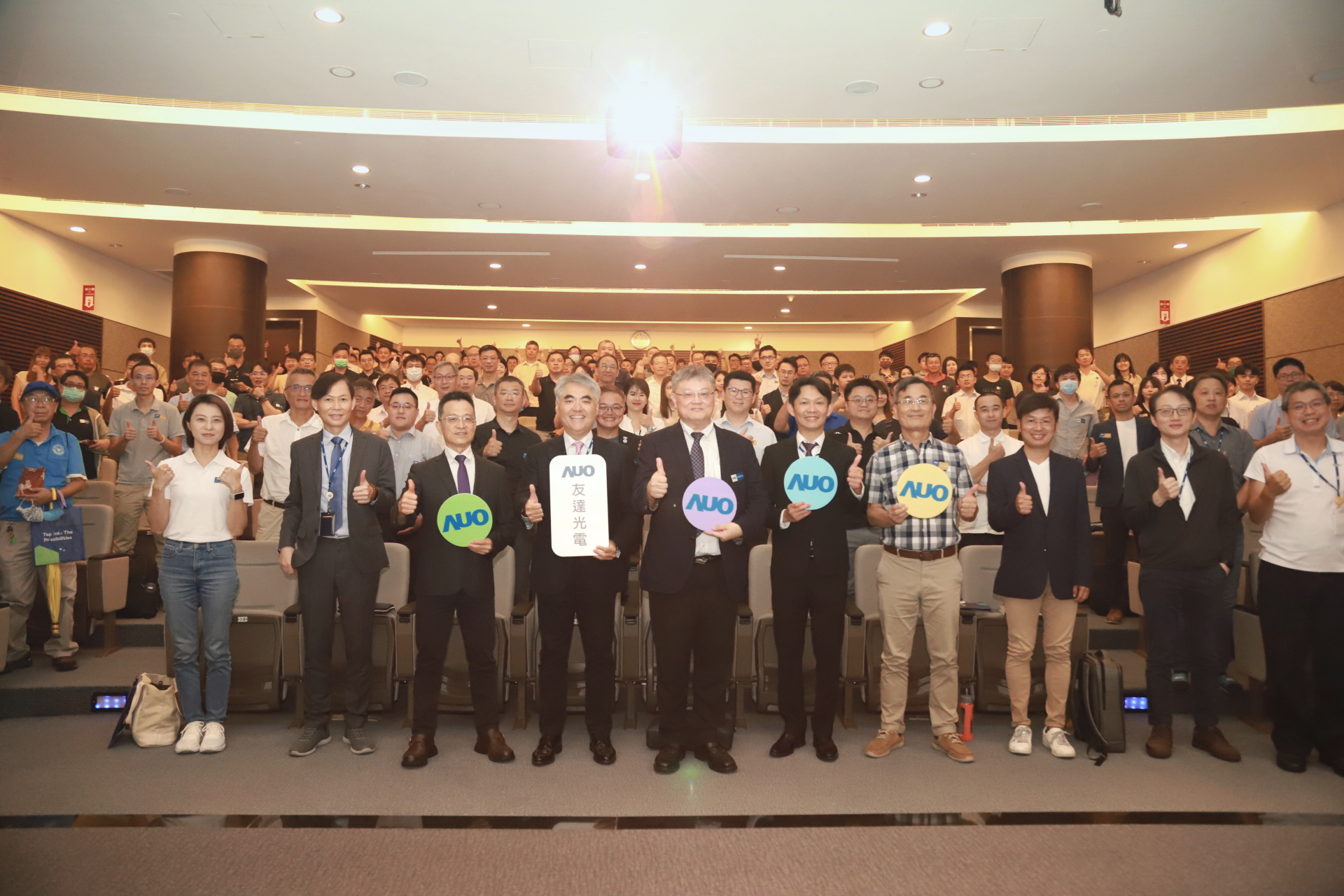 友達光電邀請領域專家共研再生能源發展、電力需求及建築物減碳等議題進行交流，盼共擘綠色永續生態圈的嶄新契機。