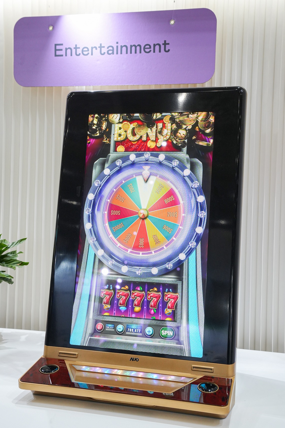 友達30吋真實立體效果顯示器，採用上層Micro LED和下層先進抗反光技術A.R.T.（Advanced Reflectionless Technology）LCD顯示技術整合，引領3D顯示技術革新浪潮