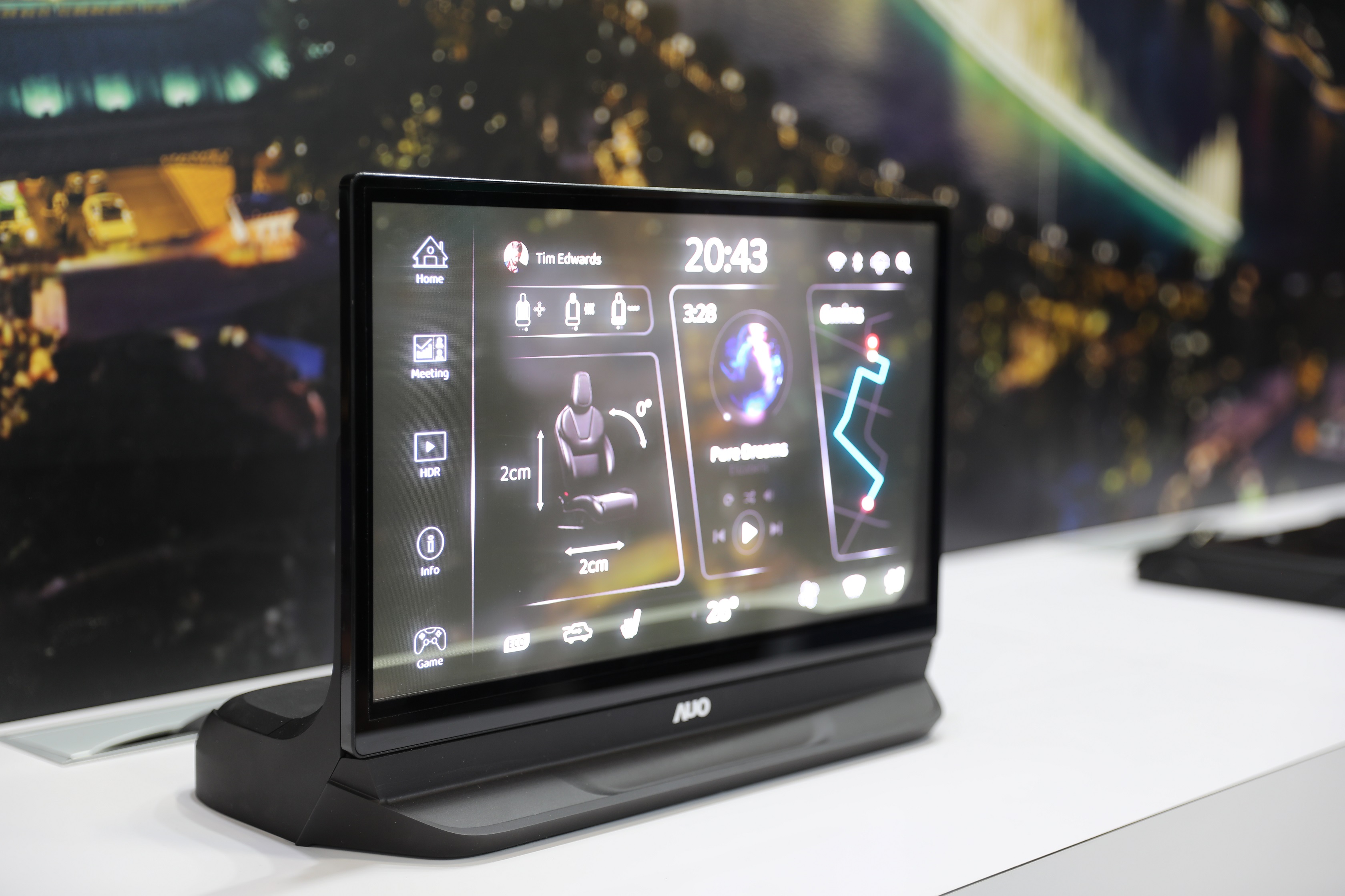 友達將Micro LED透明顯示技術整合黑切換技術的解決方案，釋放強大的技術自主開發能力，跨越室內外應用界限，開創業界第一台17.3吋快速黑切換透明觸控Micro LED顯示器