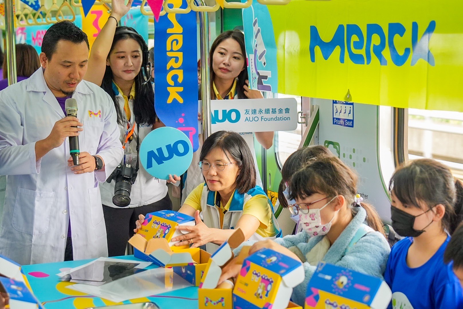 友達以光電、再生能源、水資源三大核心，設計「再生能源和循環經濟」多元永續教育主題，並攜手供應鏈夥伴默克開發創意科學教材及實作體驗，期讓永續素養透過科學探索向下扎根