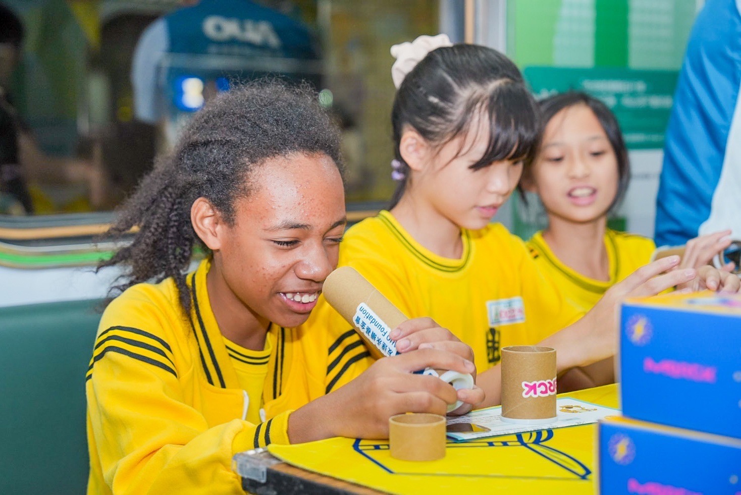 友達與默克分別回收不再使用的偏光片及液晶顯示模組，設計光電課程「玩轉光與闇」，讓學生們親手製作偏光萬花筒與簡易液晶顯示器，實踐循環再生的永續理念