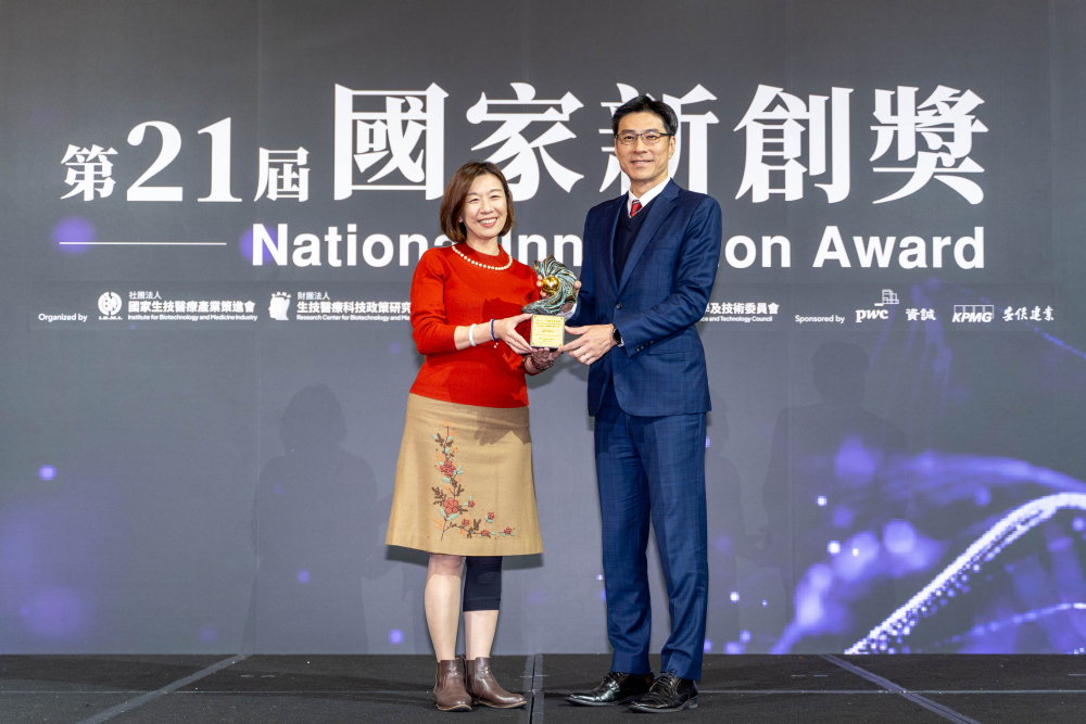 友達旗下子公司友達耘康與達擎分別以「中醫數位化檢測解決方案」及「寬視角3D醫療顯示器」獲得第二十一屆國家新創獎「智慧醫療與健康科技」類別的「企業新創獎」與「國家新創精進獎」兩項殊榮。圖左為衛生福利部政務次長林靜儀、圖右為友達光電智慧醫療事業群總經理廖世宏