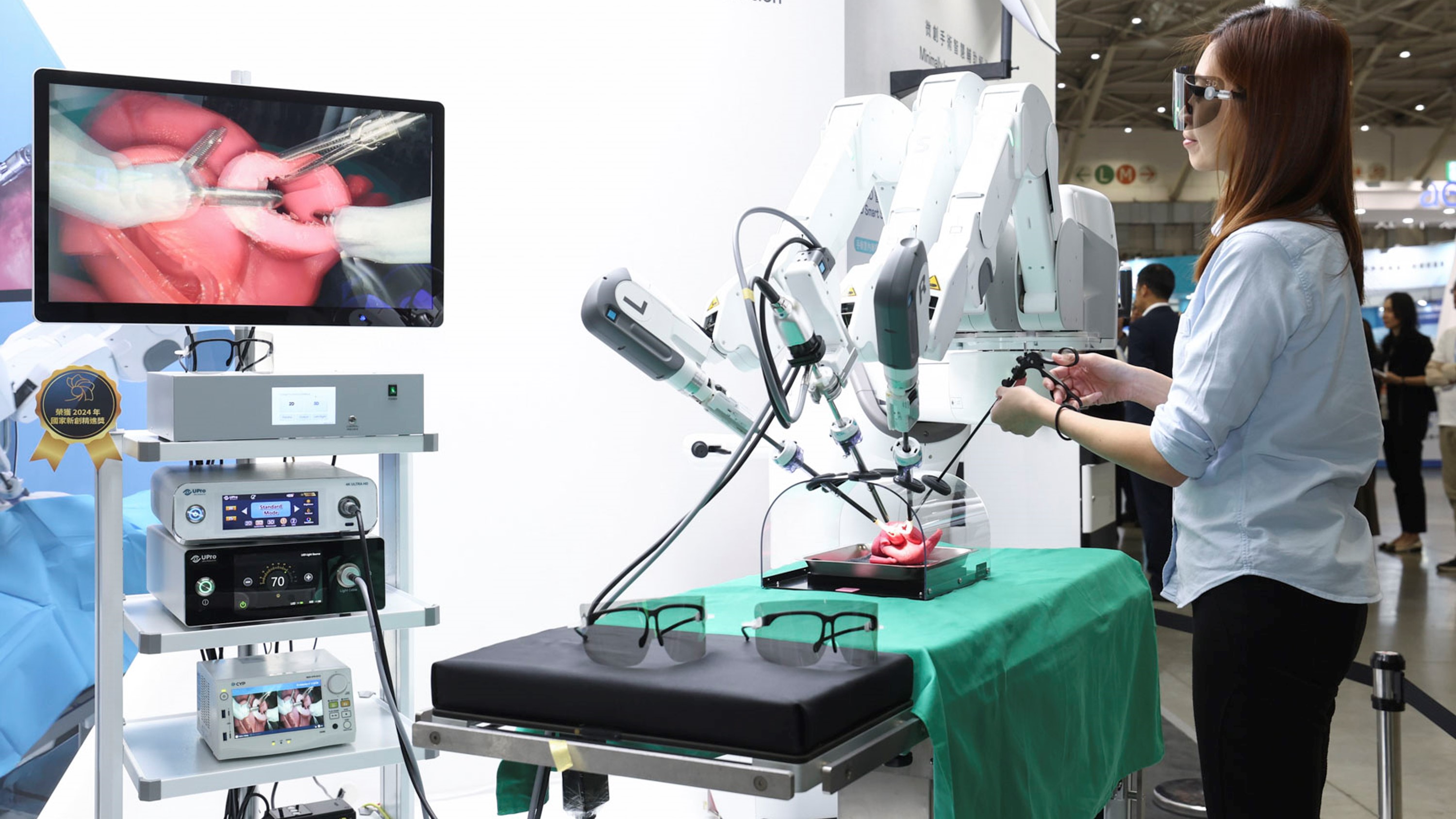 達擎寬視角3D醫療顯示器可應用於機器人手術即時3D解決方案，提供醫療團隊即時、同步的3D手術影像，提升溝通效率與手術安全性