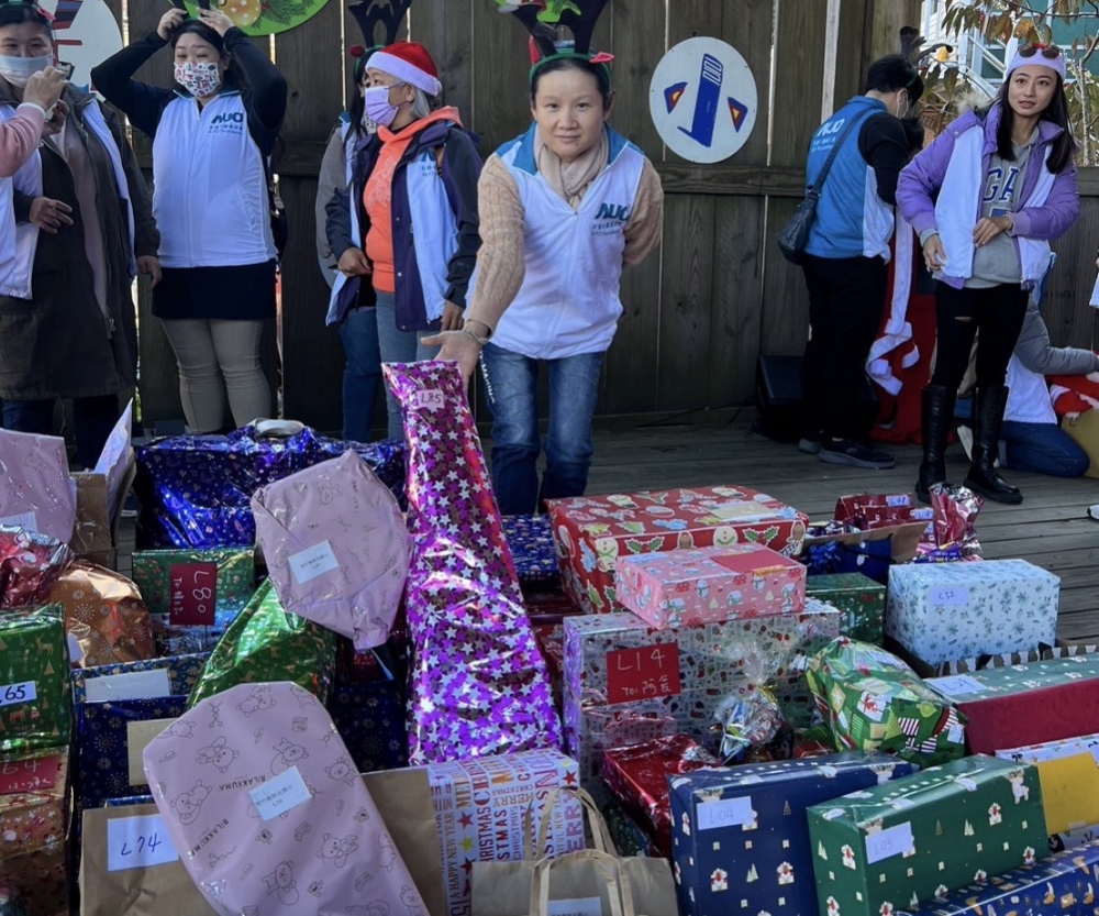 友達永續基金會「圓夢列車」年年迴響熱烈，認捐同仁精心挑選禮物、巧手包裝，整理成隊後，將祝福一一打包送出