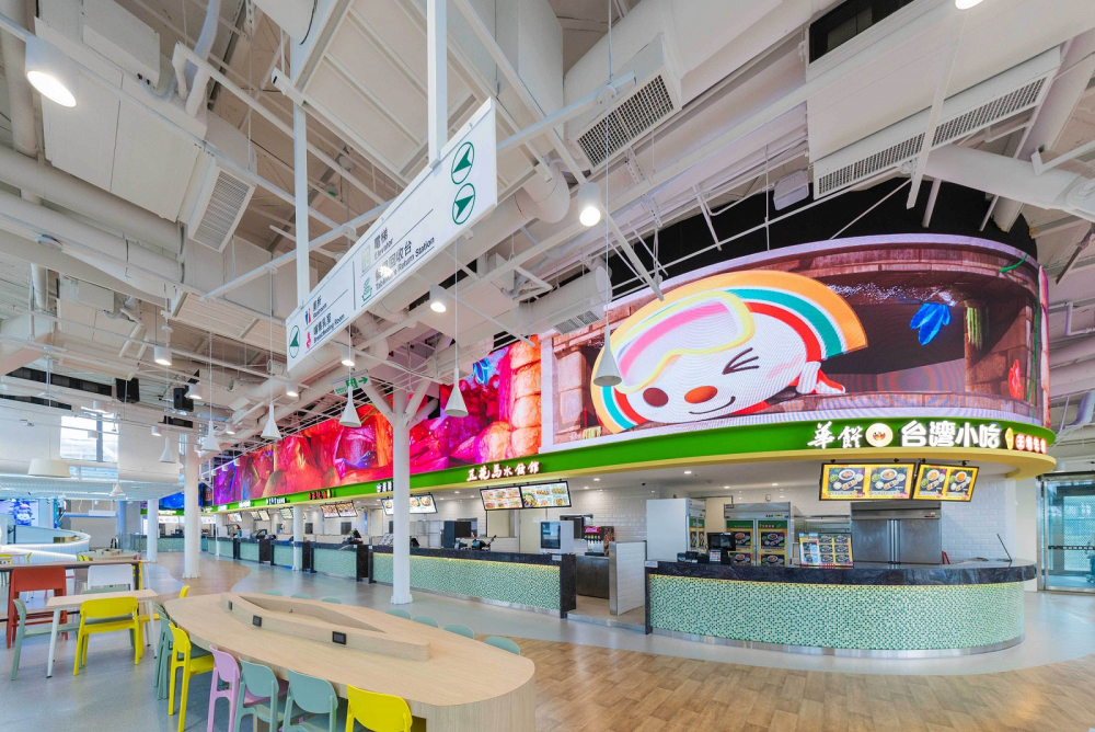 友達穩步推動雙軸轉型策略，旗下子公司達擎攜手傑可達數位與零售業者統一超商合作，為全新改裝開幕的「清水服務區」打造首創的裸視3D體驗牆