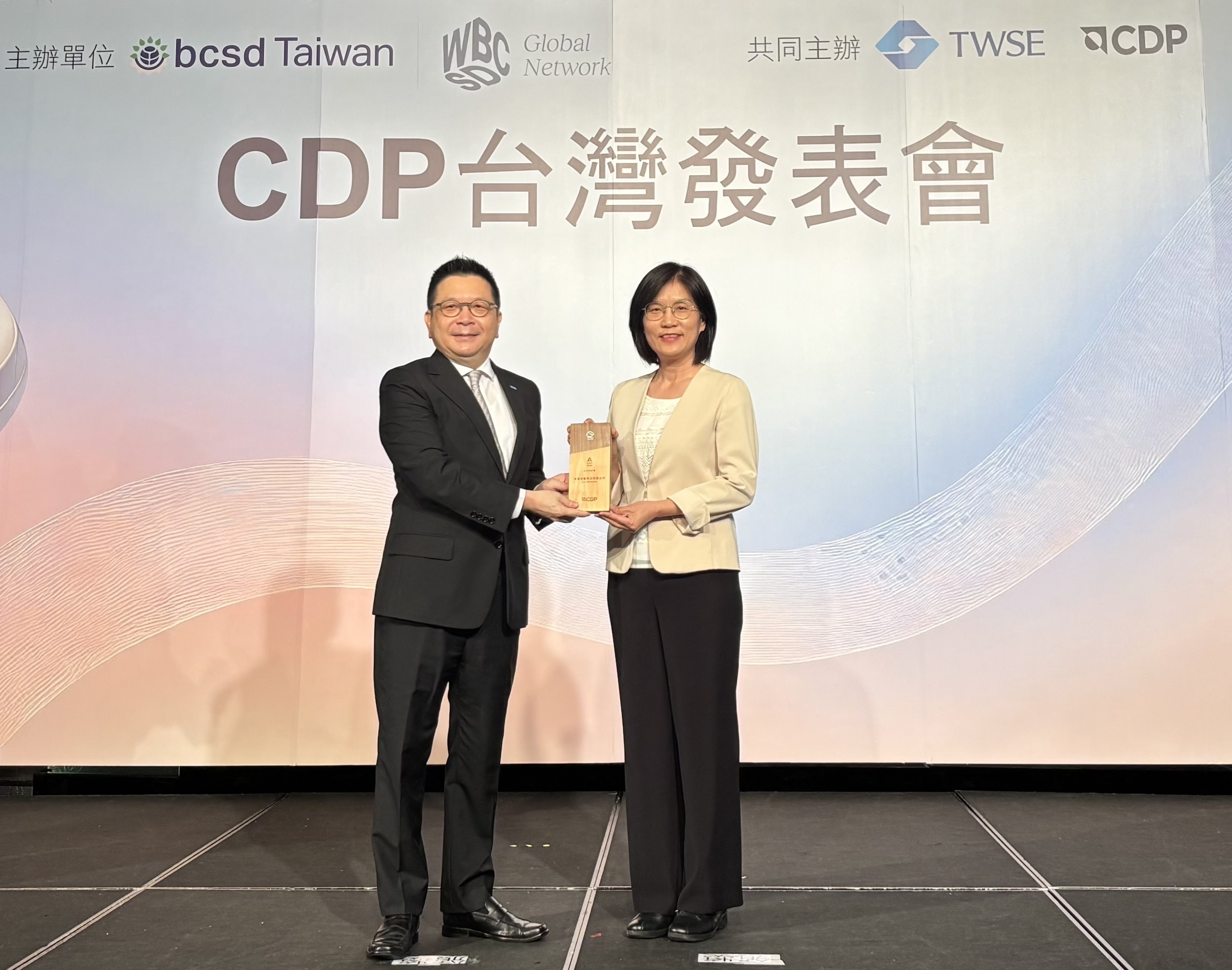 友達永續成果再獲國際評比肯定，獲頒CDP氣候與水資源雙項領導力評級。今由臺灣證券交易所董事長林修銘（左）頒獎，友達光電永續長古秀華（右）代表受獎