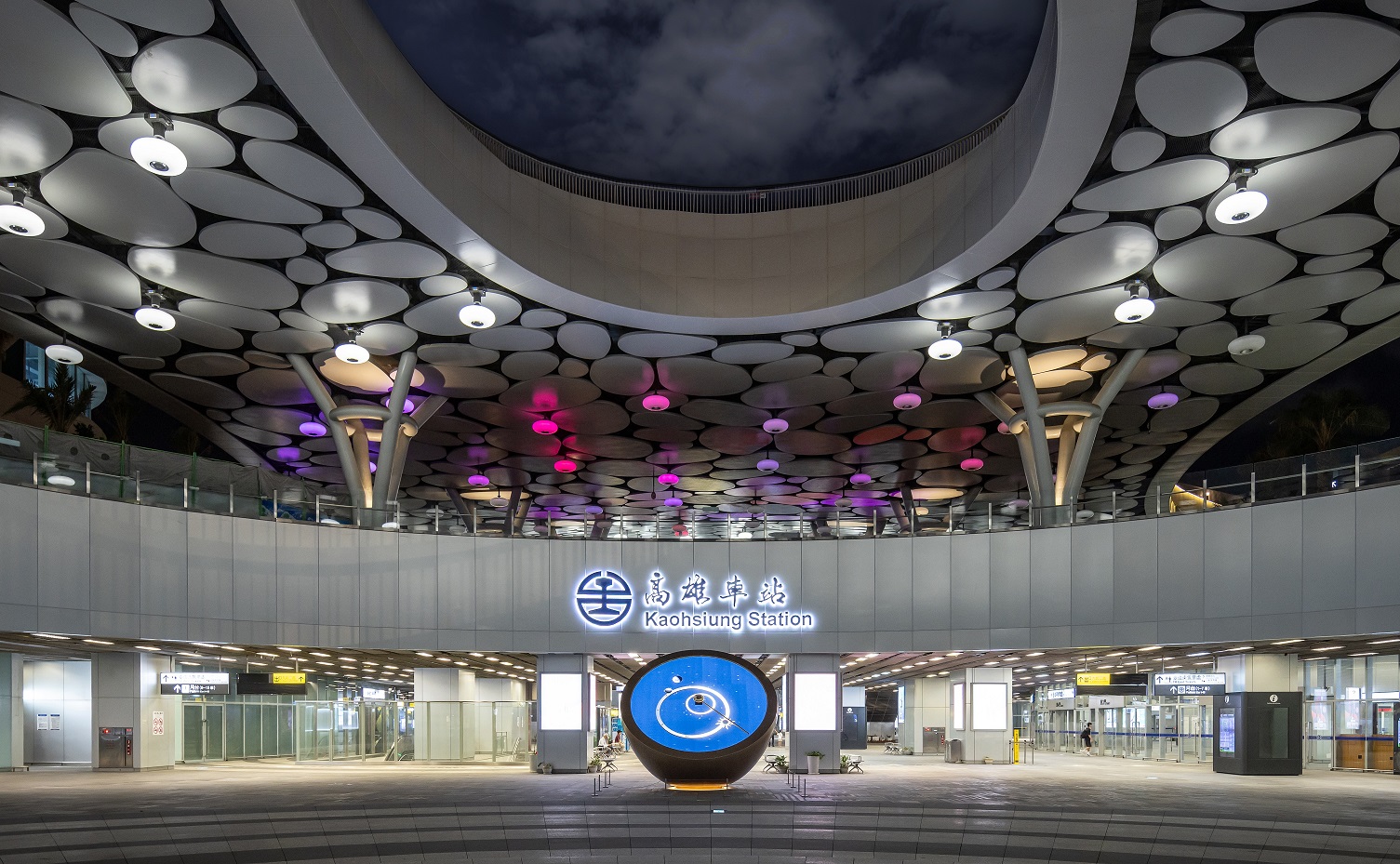 創利空間參與《高雄車站共感空間》公共藝術計畫，擔任視覺科技整合夥伴。於「看時間」天文鐘作品中提供技術指導，整合圓形LED鐘面與鐘體結構，在時間、天象星盤與空間氛圍間生動展演