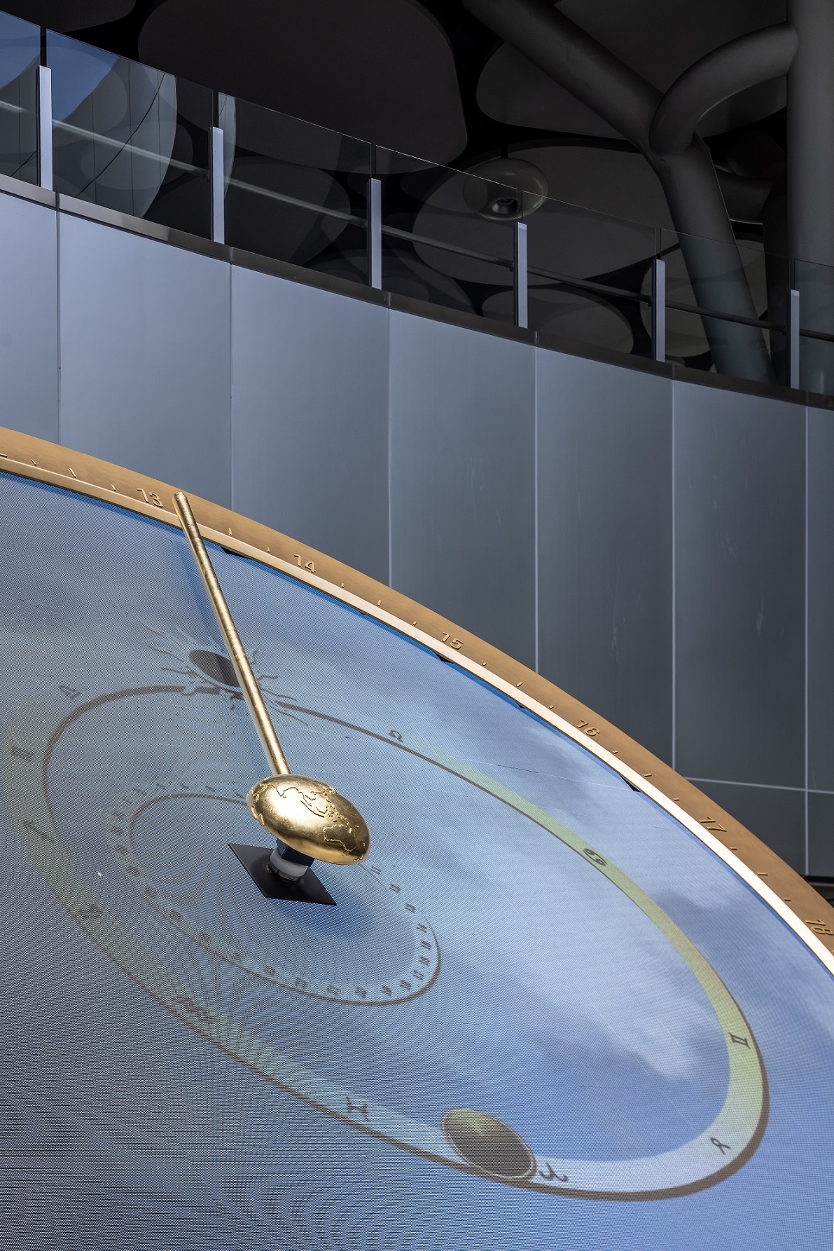 創利空間參與《高雄車站共感空間》公共藝術計畫，擔任視覺科技整合夥伴。於「看時間」天文鐘作品中提供技術指導，整合圓形LED鐘面與鐘體結構，在時間、天象星盤與空間氛圍間生動展演