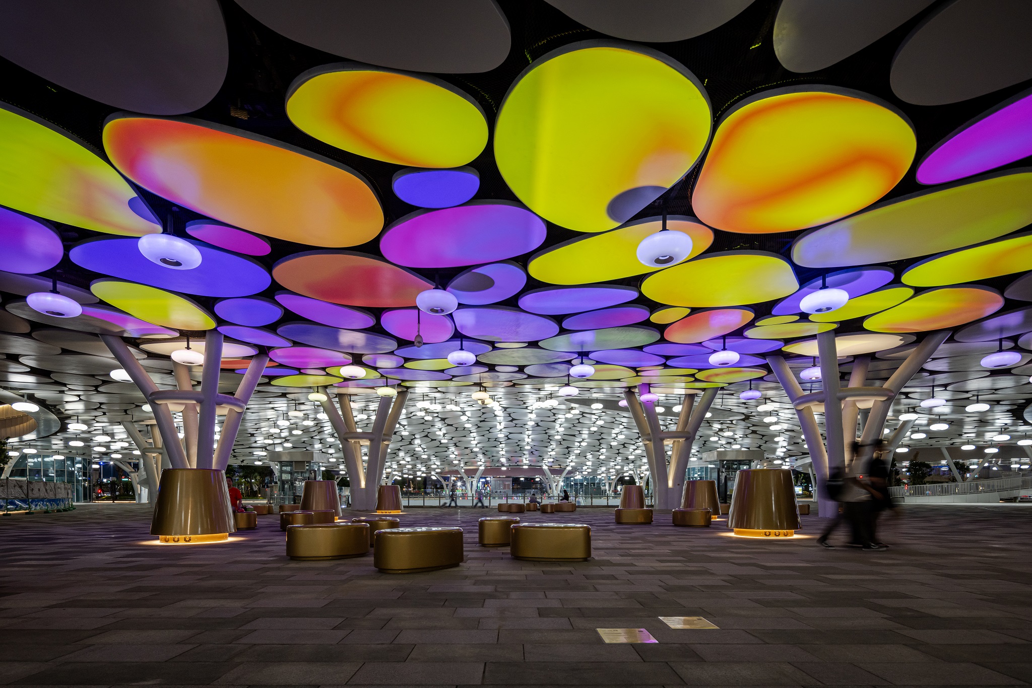 於「染色彩」作品中，創利空間協助藝術團隊將高雄車站天棚2700片鋁製雲朵染上繽紛色彩，從設備設定、光影軟體串接到現場調校，確保光線準確落在雲朵表面，展現層次與意境