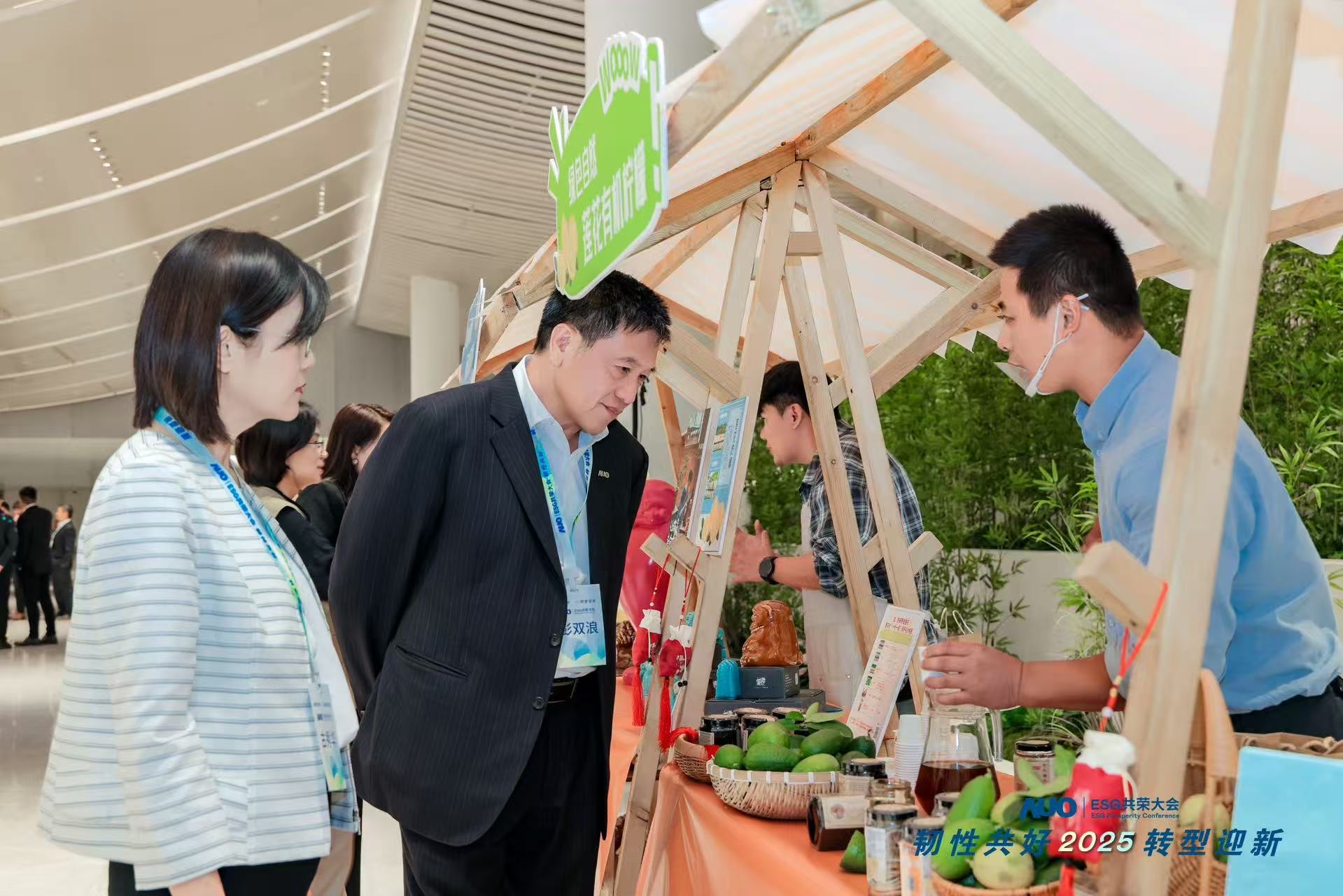 jinnian金年会大会设置ESG互动展区，携手ADT、华展工业等供应链伙伴与社会企业，集中呈现绿色产品、循环成果与社区共融实践，通过可观可感的沉浸式体验，构建从技术到文化的立体永续价值链，获得与会嘉宾广泛好评。