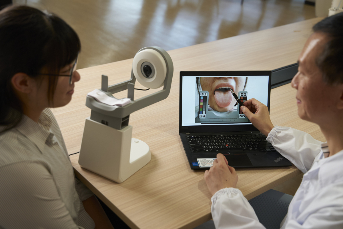 友達耘康的「舌象辨識軟體」則運用AI與大數據技術，可快速辨識舌色、舌形、苔色、苔質等特徵，顯著提升舌象辨識效率，優化檢測流程。